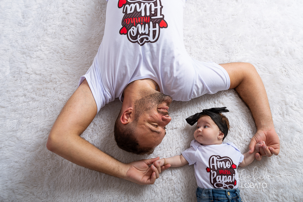 sessao-fotografica-dia-dos-pais-pai-e-filho-foto-pai-e-filho-ensaio-fotografico-dos-pais-fotografia-de-crianca-acompanhamento-mensal-de-bebe-estudio-fotografico-barbacena-isabela-lobato