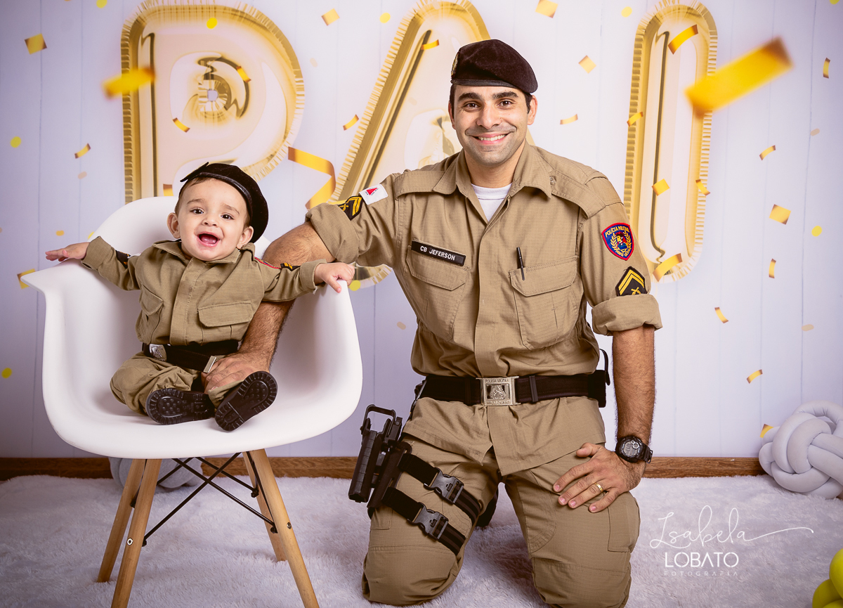 sessao-fotografica-dia-dos-pais-pai-e-filho-foto-pai-e-filho-ensaio-fotografico-dos-pais-fotografia-de-crianca-acompanhamento-mensal-de-bebe-estudio-fotografico-barbacena-isabela-lobato-pm-mg