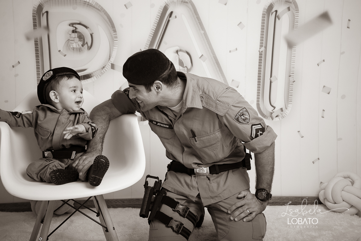 sessao-fotografica-dia-dos-pais-pai-e-filho-foto-pai-e-filho-ensaio-fotografico-dos-pais-fotografia-de-crianca-acompanhamento-mensal-de-bebe-estudio-fotografico-barbacena-isabela-lobato-pm-mg