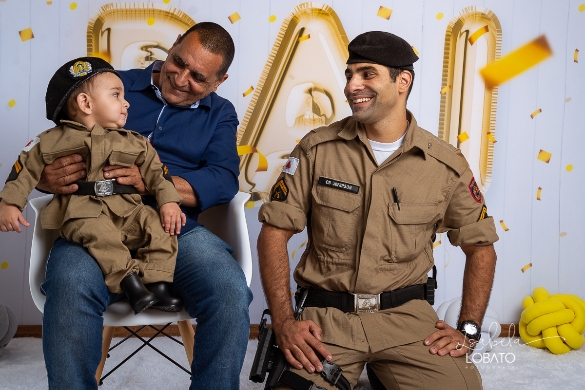 sessao-fotografica-dia-dos-pais-pai-e-filho-foto-pai-e-filho-ensaio-fotografico-dos-pais-fotografia-de-crianca-acompanhamento-mensal-de-bebe-estudio-fotografico-barbacena-isabela-lobato