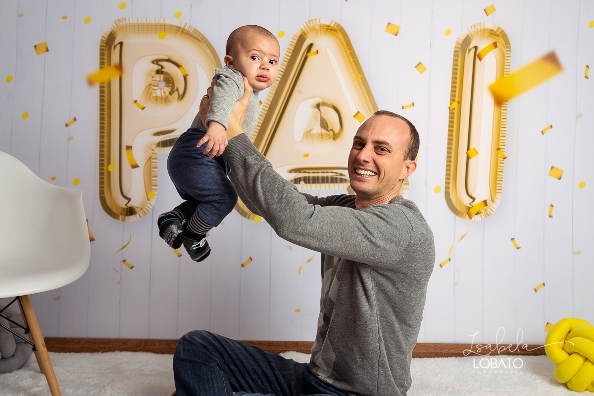 sessao-fotografica-dia-dos-pais-pai-e-filho-foto-pai-e-filho-ensaio-fotografico-dos-pais-fotografia-de-crianca-acompanhamento-mensal-de-bebe-estudio-fotografico-barbacena-isabela-lobato