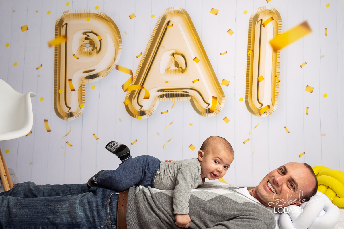 sessao-fotografica-dia-dos-pais-pai-e-filho-foto-pai-e-filho-ensaio-fotografico-dos-pais-fotografia-de-crianca-acompanhamento-mensal-de-bebe-estudio-fotografico-barbacena-isabela-lobato