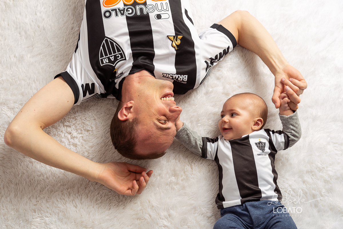 sessao-fotografica-dia-dos-pais-pai-e-filho-foto-pai-e-filho-ensaio-fotografico-dos-pais-fotografia-de-crianca-acompanhamento-mensal-de-bebe-estudio-fotografico-barbacena-isabela-lobato