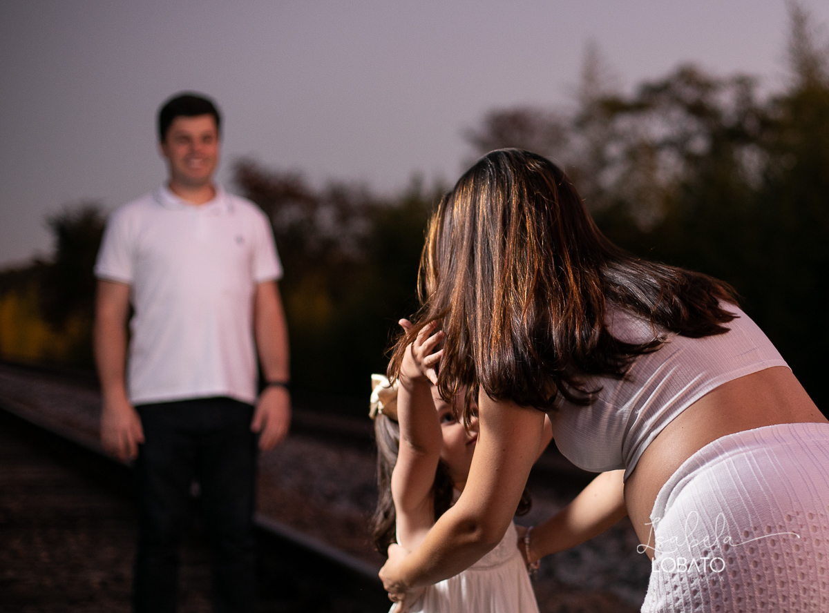 ensaio-gestante-fotografia-de-gravida-em-barbacena-fotografo-em-barbacena-book-gestante-estudio-fotografico-em-barbacena-isabela-lobato-fotografo-de-gestante-de-casamento-fotografia-de-bebe-acompanhamento-mensal-meu-primeiro-filho-por-do-sol