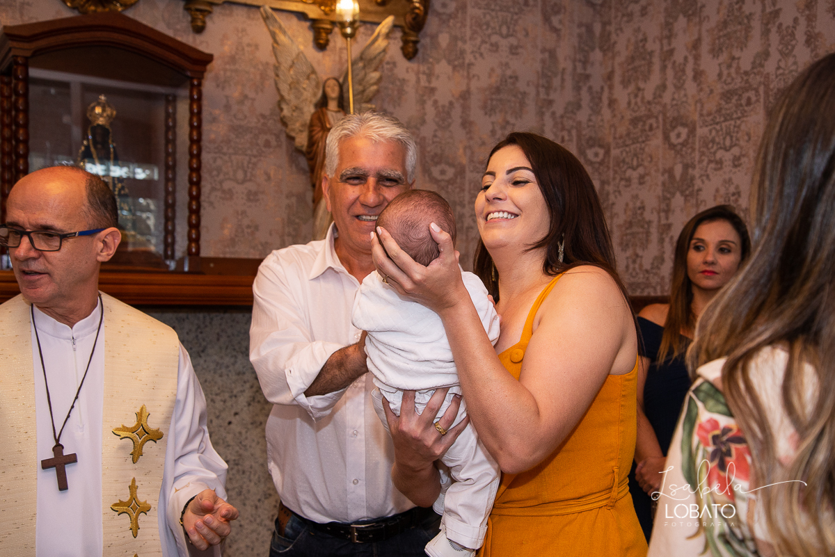 batizado-fotografia-de-batizado-igreja-do-divino-espirito-santo-fotografo-em-barbacena-minas-gerais-estudio-fotografico-isabela-lobato-fotografo-de-casamento-sacramento-do-batismo-vela-do-batismo-meu-batismo