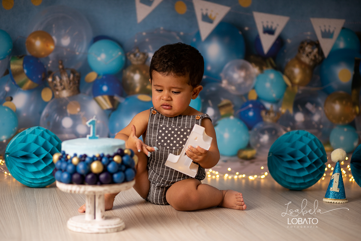 ensaio-fotografico-smash-the-cake-a-hora-do-bolo-ensaio-bebe-de-um-ano-fotografia-infantil-em-barbacena-isabela-lobato-book-de-bebe-book-infantil-album-de-bebe-acompanhamento-mensal-de-bebe-fotografo-em-barbacena-estudio-fotografico-bolo-de-aniversario