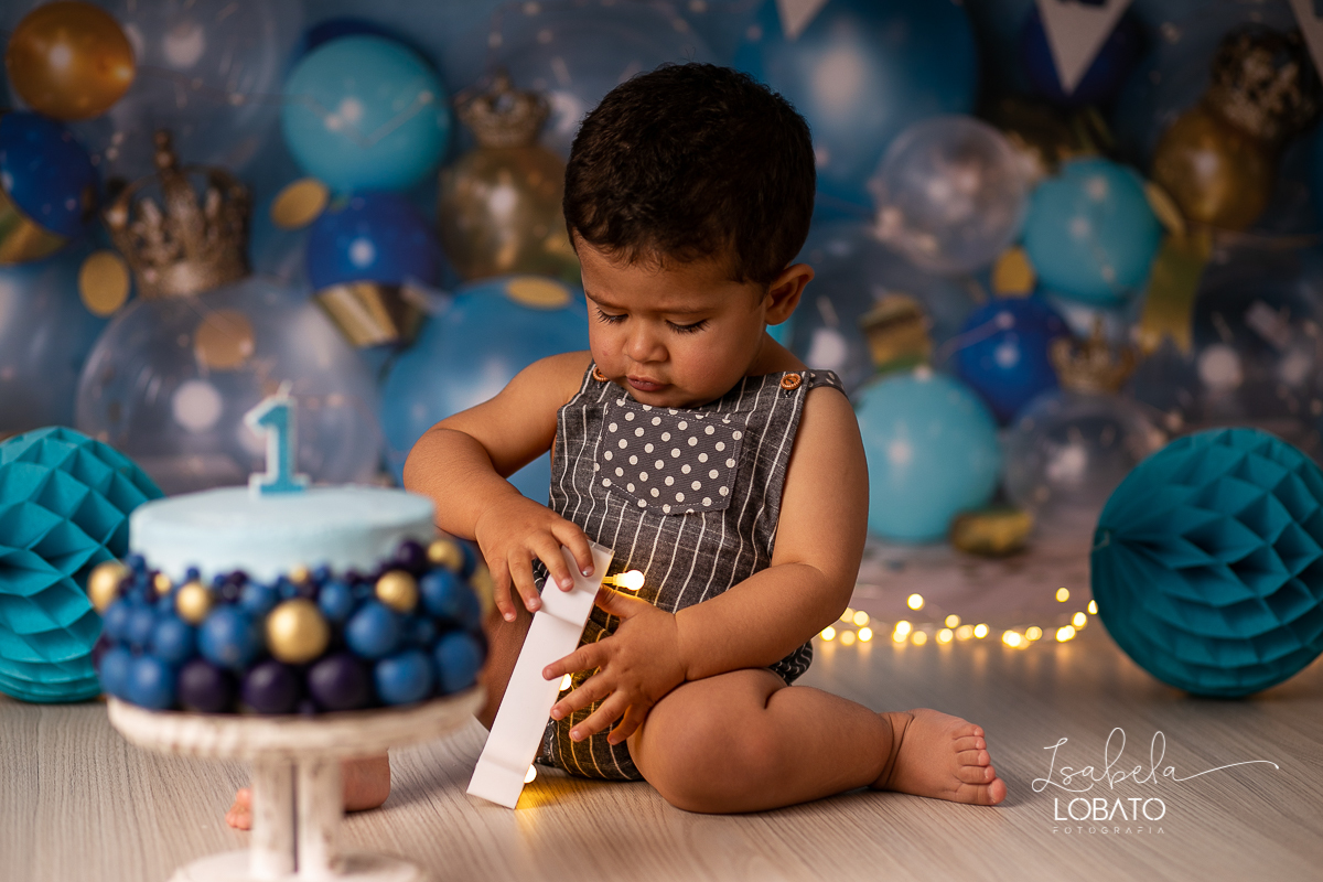 ensaio-fotografico-smash-the-cake-a-hora-do-bolo-ensaio-bebe-de-um-ano-fotografia-infantil-em-barbacena-isabela-lobato-book-de-bebe-book-infantil-album-de-bebe-acompanhamento-mensal-de-bebe-fotografo-em-barbacena-estudio-fotografico-bolo-de-aniversario