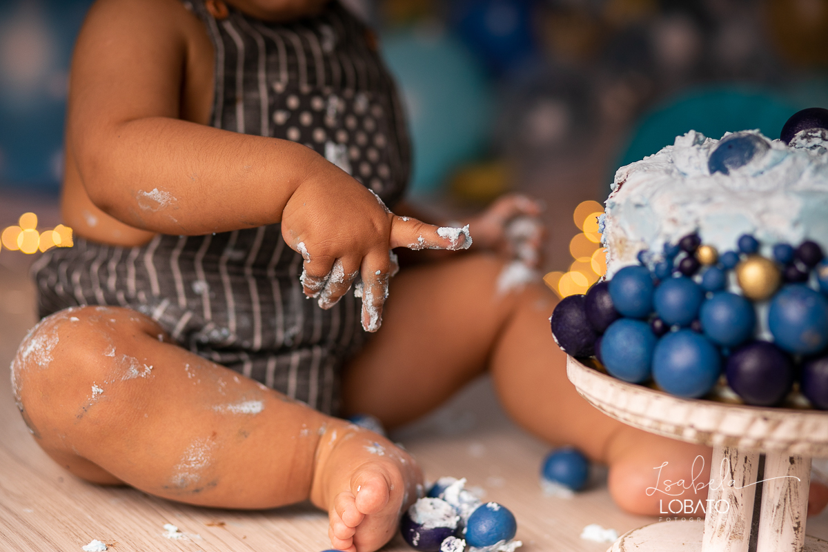 ensaio-fotografico-smash-the-cake-a-hora-do-bolo-ensaio-bebe-de-um-ano-fotografia-infantil-em-barbacena-isabela-lobato-book-de-bebe-book-infantil-album-de-bebe-acompanhamento-mensal-de-bebe-fotografo-em-barbacena-estudio-fotografico-bolo-de-aniversario