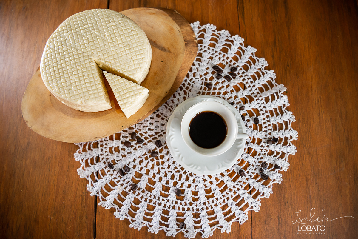 foto-de-comida-lanchonete- br-040-refeicao-prato-feito-batata-frita-foto-gastronomia-foto-culinaria-fotogrografo-de-gastronomia-festival-gastronimico-de-tiradentes-cafe-chocolate-quente-cafe-com-leite-queijo-minas-fescal-pao-com-ovo-pao-com-linguica