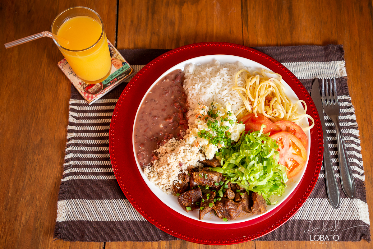 foto-de-comida-lanchonete- br-040-refeicao-prato-feito-batata-frita-foto-gastronomia-foto-culinaria-fotogrografo-de-gastronomia-festival-gastronimico-de-tiradentes-cafe-chocolate-quente-cafe-com-leite-queijo-minas-fescal-pao-com-ovo-pao-com-linguica