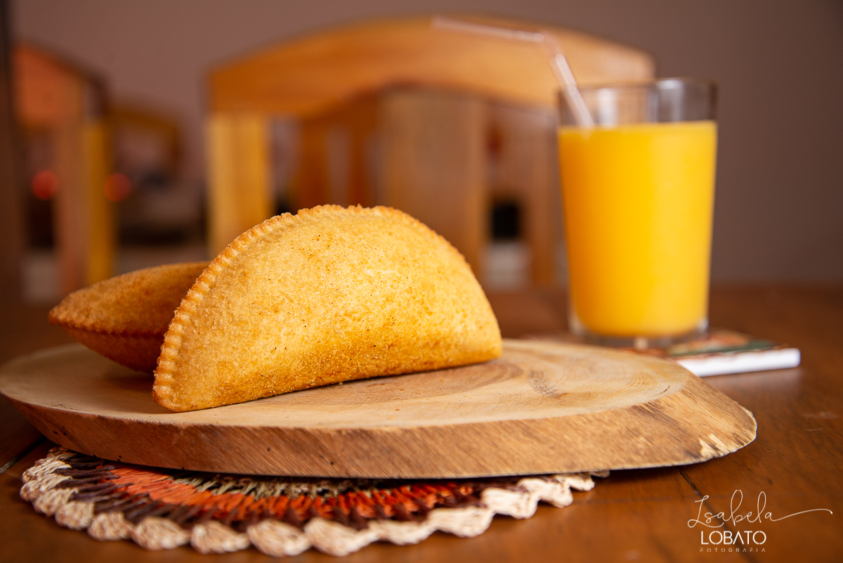 foto-de-comida-lanchonete- br-040-refeicao-prato-feito-batata-frita-foto-gastronomia-foto-culinaria-fotogrografo-de-gastronomia-festival-gastronimico-de-tiradentes-cafe-chocolate-quente-cafe-com-leite-queijo-minas-fescal-pao-com-ovo-pao-com-linguica