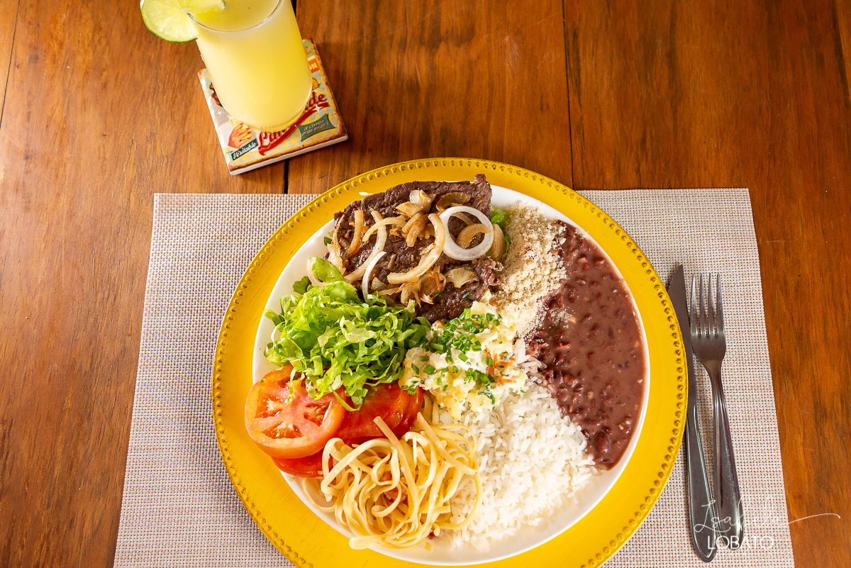 foto-de-comida-lanchonete- br-040-refeicao-prato-feito-batata-frita-foto-gastronomia-foto-culinaria-fotogrografo-de-gastronomia-festival-gastronimico-de-tiradentes-cafe-chocolate-quente-cafe-com-leite-queijo-minas-fescal-pao-com-ovo-pao-com-linguica