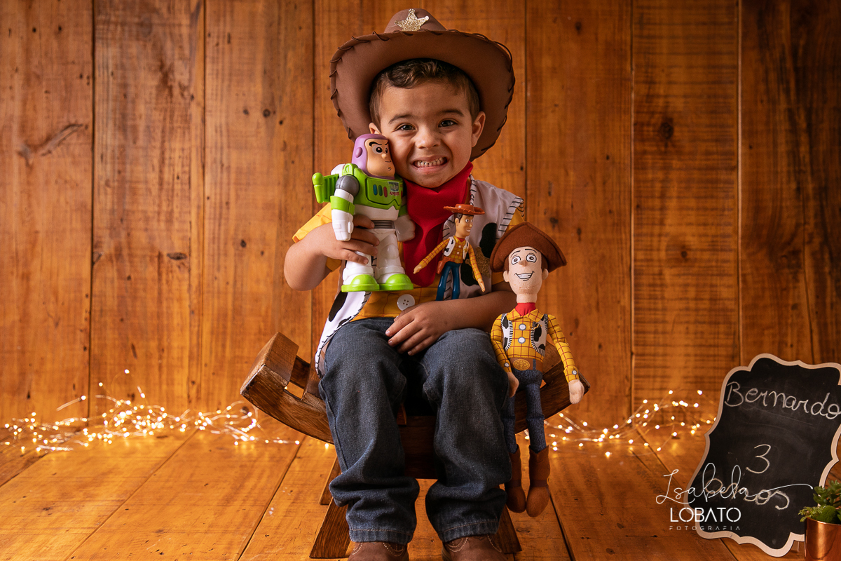 fotografia-infantil-bernardo-faz-3-anos-book-infantil-fotografo-em-barbacena-isabela-lobato-fotografia-personagem-do-filme-toy-store-woody-brincadeira-de-crianca