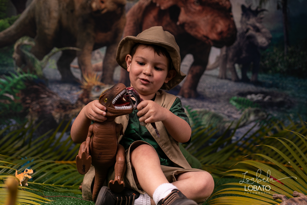 ensaio-fotografico-dinossauros-fotografia-de-crianca-em-estudio-fotografo-de-crianca-em-barbacena-isabela-lobato-fotografia-luz-de-estudio-de-fotos-paixão-por-dinossauros-dino-barbacena-minas-gerais