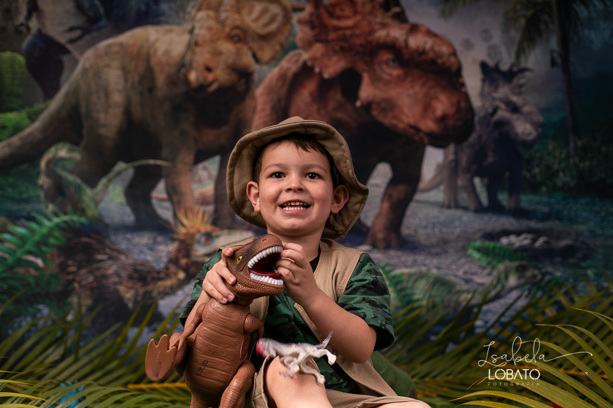 ensaio-fotografico-dinossauros-fotografia-de-crianca-em-estudio-fotografo-de-crianca-em-barbacena-isabela-lobato-fotografia-luz-de-estudio-de-fotos-paixão-por-dinossauros-dino-barbacena-minas-gerais