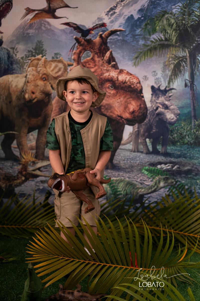 ensaio-fotografico-dinossauros-fotografia-de-crianca-em-estudio-fotografo-de-crianca-em-barbacena-isabela-lobato-fotografia-luz-de-estudio-de-fotos-paixão-por-dinossauros-dino-barbacena-minas-gerais