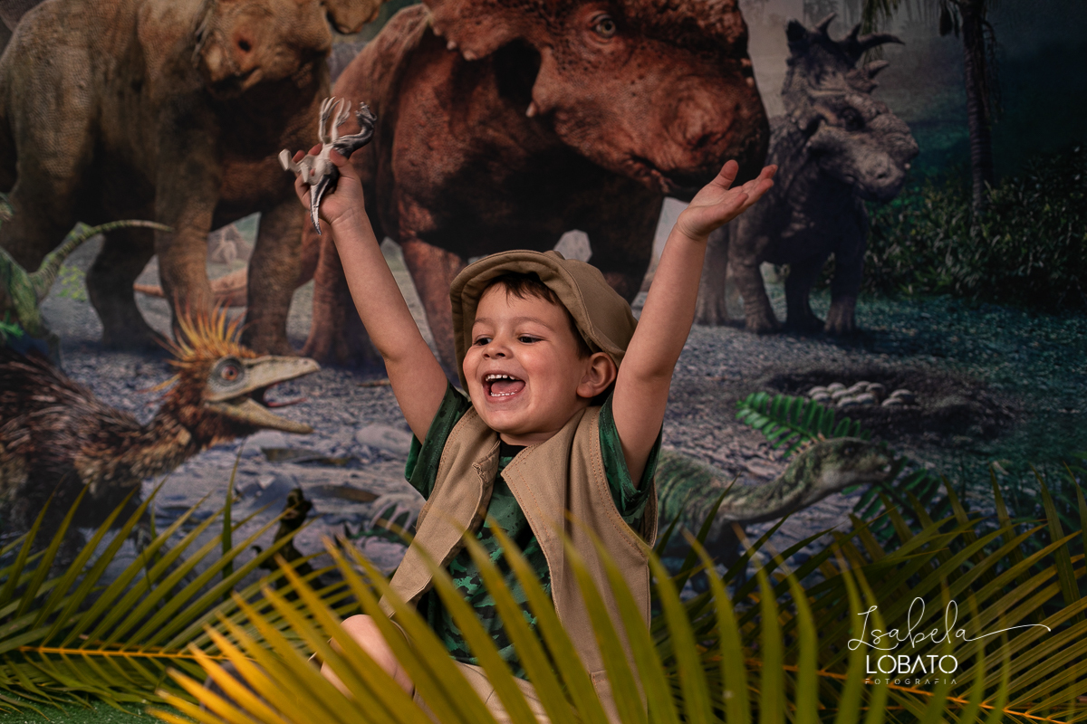 ensaio-fotografico-dinossauros-fotografia-de-crianca-em-estudio-fotografo-de-crianca-em-barbacena-isabela-lobato-fotografia-luz-de-estudio-de-fotos-paixão-por-dinossauros-dino-barbacena-minas-geraisensaio-fotografico-dinossauros-fotografia-de-crianca