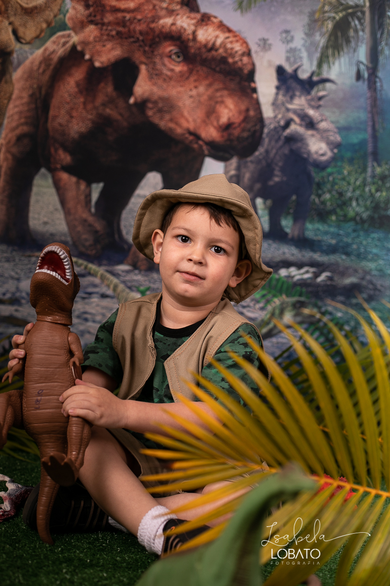 ensaio-fotografico-dinossauros-fotografia-de-crianca-em-estudio-fotografo-de-crianca-em-barbacena-isabela-lobato-fotografia-luz-de-estudio-de-fotos-paixão-por-dinossauros-dino-barbacena-minas-gerais