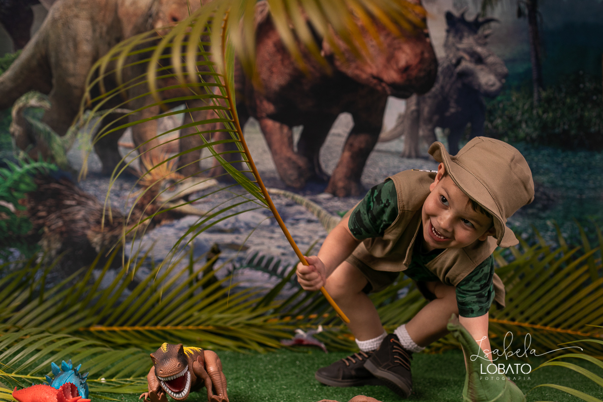 ensaio-fotografico-dinossauros-fotografia-de-crianca-em-estudio-fotografo-de-crianca-em-barbacena-isabela-lobato-fotografia-luz-de-estudio-de-fotos-paixão-por-dinossauros-dino-barbacena-minas-gerais