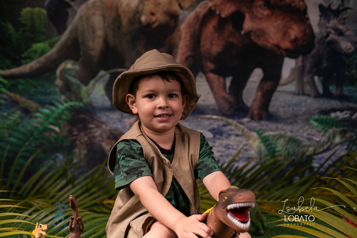 ensaio-fotografico-dinossauros-fotografia-de-crianca-em-estudio-fotografo-de-crianca-em-barbacena-isabela-lobato-fotografia-luz-de-estudio-de-fotos-paixão-por-dinossauros-dino-barbacena-minas-gerais