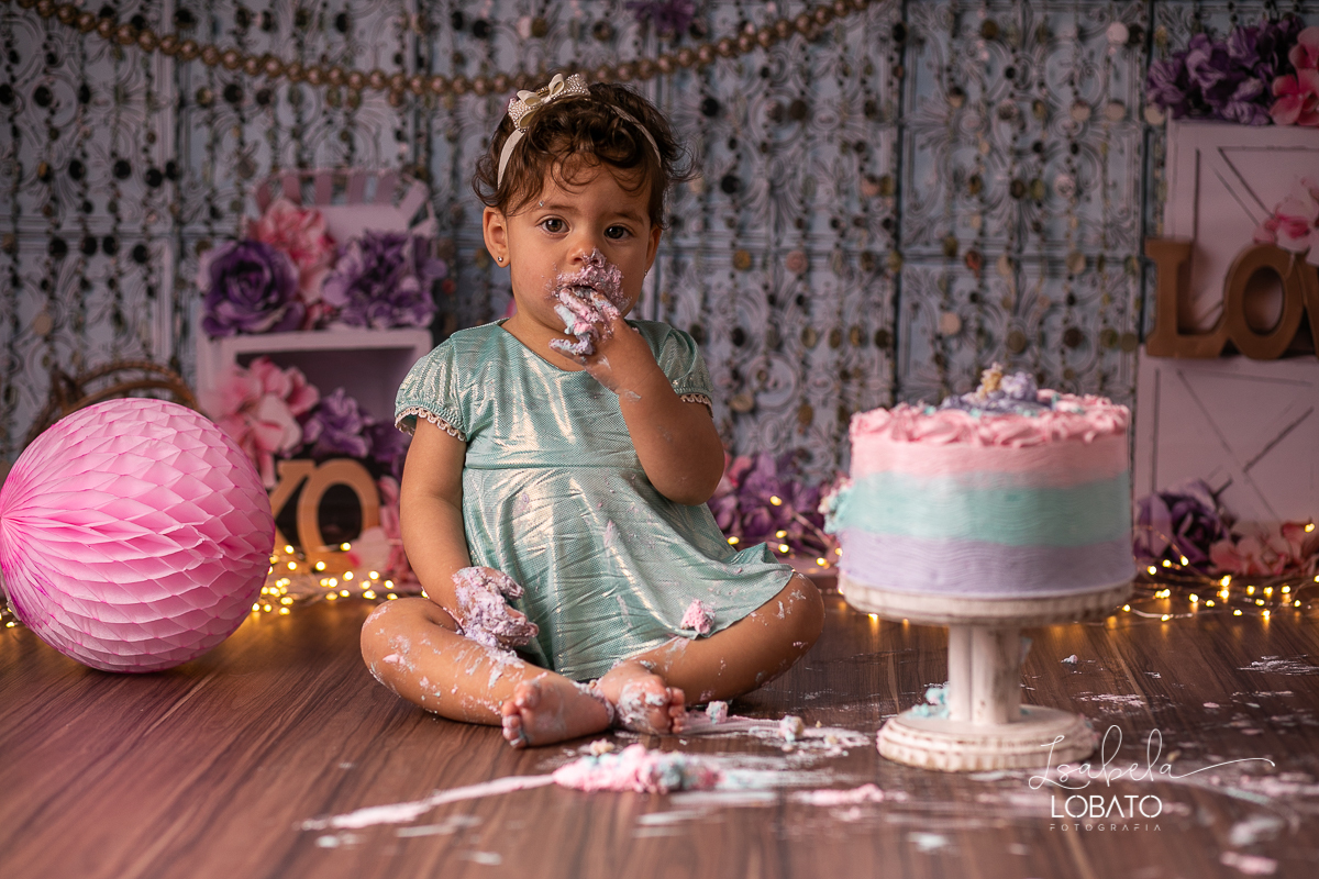 bolo-de-aniversario-smash-the-cake-festa-1-ano-decoracao-de-festa-infantil-a-hora-do-bolo-fotografia-de-bebe-book-infantil-fotografo-em-barbacena-estudio-fotografico-barbacena-isabela-lobato-fotografia-ensaio-fotografico-infantil-lefotick-props-do-ben