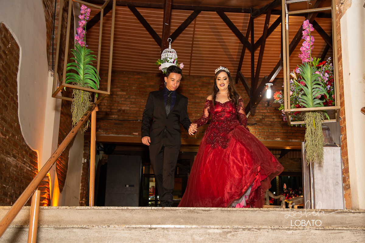 vestido-de-debutante-15-anos-festa-de-debutante-book-15-anos-festa-de-15-anos-fotografia-de-aniversario-de-15-anos-valsa-bolo-de-aniversario-alice-no-pais-das-maravilhas-anel-de-15-anos-bacco-buffet-fotografo-em-barbacena-isabela-lobato-fotografia-estudio
