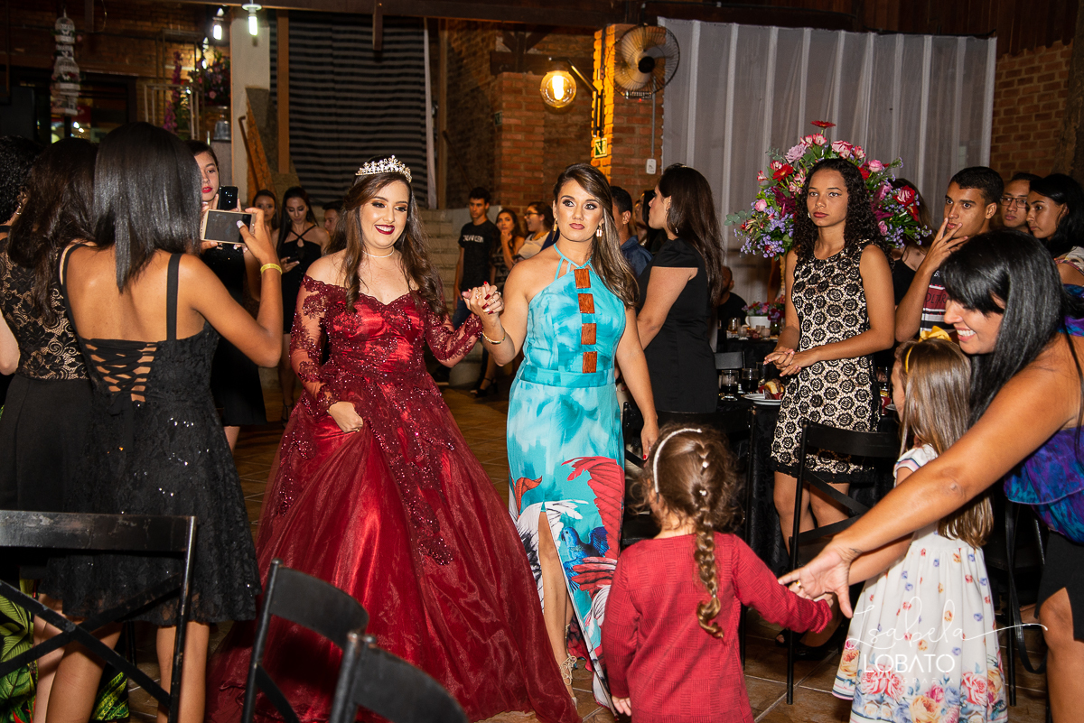 vestido-de-debutante-15-anos-festa-de-debutante-book-15-anos-festa-de-15-anos-fotografia-de-aniversario-de-15-anos-valsa-bolo-de-aniversario-alice-no-pais-das-maravilhas-anel-de-15-anos-bacco-buffet-fotografo-em-barbacena-isabela-lobato-fotografia-estudio