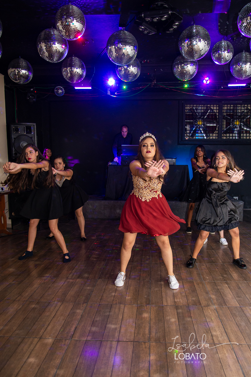 vestido-de-debutante-15-anos-festa-de-debutante-book-15-anos-festa-de-15-anos-fotografia-de-aniversario-de-15-anos-valsa-bolo-de-aniversario-alice-no-pais-das-maravilhas-anel-de-15-anos-bacco-buffet-fotografo-em-barbacena-isabela-lobato-fotografia-estudio