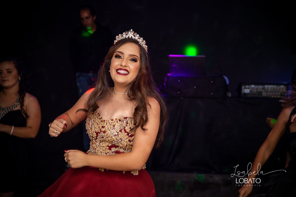vestido-de-debutante-15-anos-festa-de-debutante-book-15-anos-festa-de-15-anos-fotografia-de-aniversario-de-15-anos-valsa-bolo-de-aniversario-alice-no-pais-das-maravilhas-anel-de-15-anos-bacco-buffet-fotografo-em-barbacena-isabela-lobato-fotografia-estudio