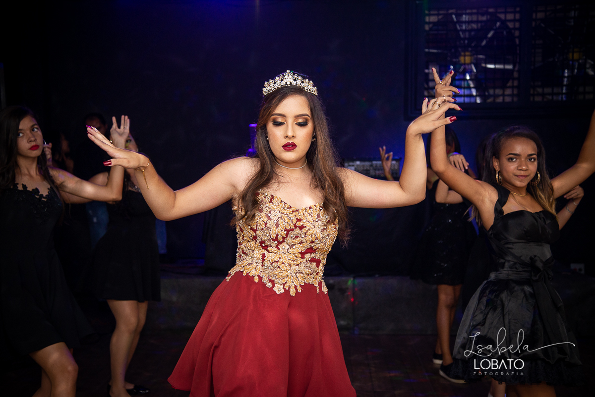 vestido-de-debutante-15-anos-festa-de-debutante-book-15-anos-festa-de-15-anos-fotografia-de-aniversario-de-15-anos-valsa-bolo-de-aniversario-alice-no-pais-das-maravilhas-anel-de-15-anos-bacco-buffet-fotografo-em-barbacena-isabela-lobato-fotografia-estudio