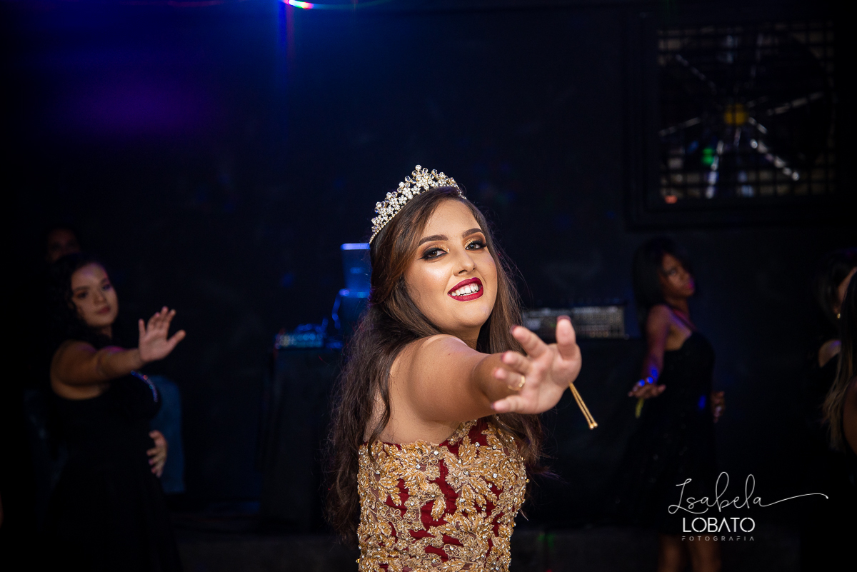 vestido-de-debutante-15-anos-festa-de-debutante-book-15-anos-festa-de-15-anos-fotografia-de-aniversario-de-15-anos-valsa-bolo-de-aniversario-alice-no-pais-das-maravilhas-anel-de-15-anos-bacco-buffet-fotografo-em-barbacena-isabela-lobato-fotografia-estudio