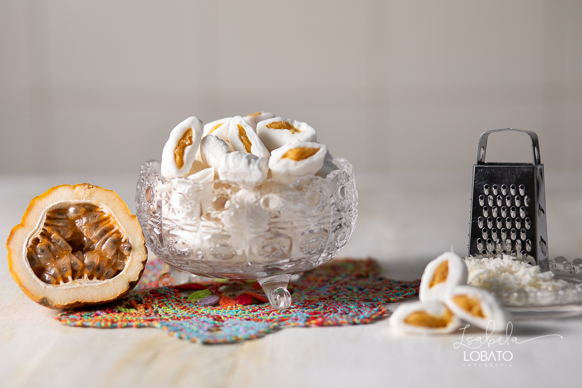food-photography-bala-de-coco-bala-delicia-recheada-bala-de-coco-de-brigadeiro-de-maracuja-de-beijinho-nozes-coco-ralado-fotografia-gourmet-foto-de-comida-foto-de-gastronomia-festival-gastronomico-de-tiradentes-minas-gerais-fotografa-isabela-lobato