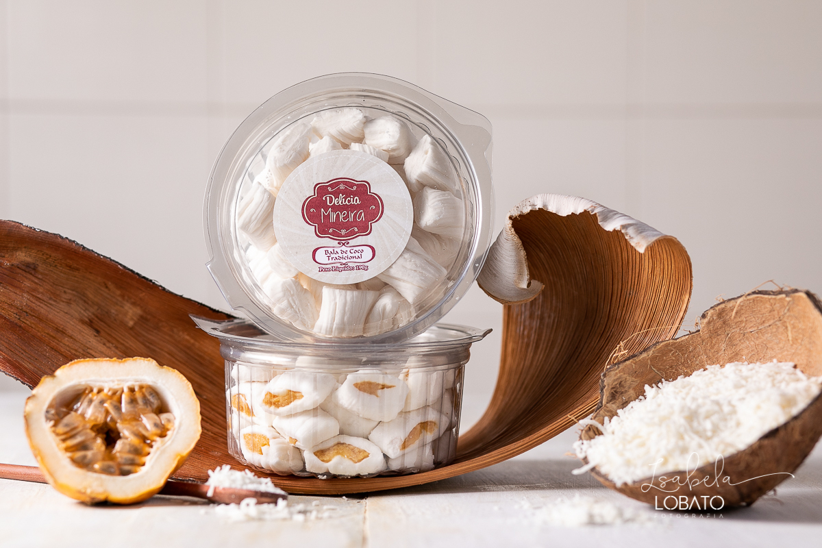 food-photography-bala-de-coco-bala-delicia-recheada-bala-de-coco-de-brigadeiro-de-maracuja-de-beijinho-nozes-coco-ralado-fotografia-gourmet-foto-de-comida-foto-de-gastronomia-festival-gastronomico-de-tiradentes-minas-gerais-fotografa-isabela-lobato