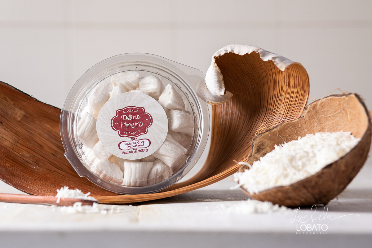 food-photography-bala-de-coco-bala-delicia-recheada-bala-de-coco-de-brigadeiro-de-maracuja-de-beijinho-nozes-coco-ralado-fotografia-gourmet-foto-de-comida-foto-de-gastronomia-festival-gastronomico-de-tiradentes-minas-gerais-fotografa-isabela-lobato