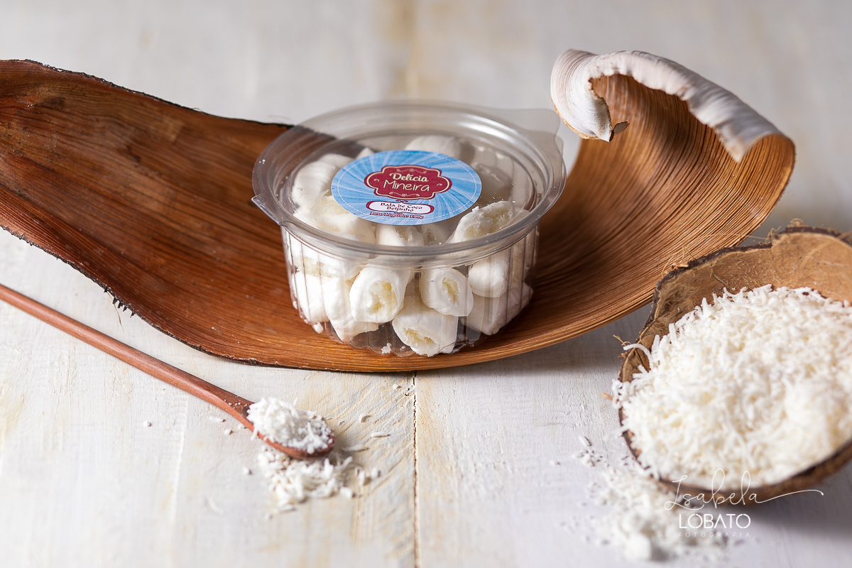 food-photography-bala-de-coco-bala-delicia-recheada-bala-de-coco-de-brigadeiro-de-maracuja-de-beijinho-nozes-coco-ralado-fotografia-gourmet-foto-de-comida-foto-de-gastronomia-festival-gastronomico-de-tiradentes-minas-gerais-fotografa-isabela-lobato