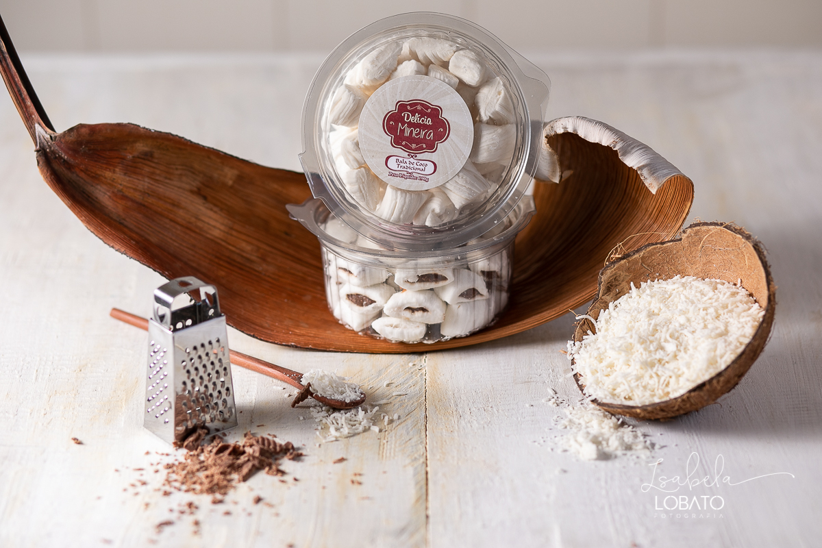 food-photography-bala-de-coco-bala-delicia-recheada-bala-de-coco-de-brigadeiro-de-maracuja-de-beijinho-nozes-coco-ralado-fotografia-gourmet-foto-de-comida-foto-de-gastronomia-festival-gastronomico-de-tiradentes-minas-gerais-fotografa-isabela-lobato