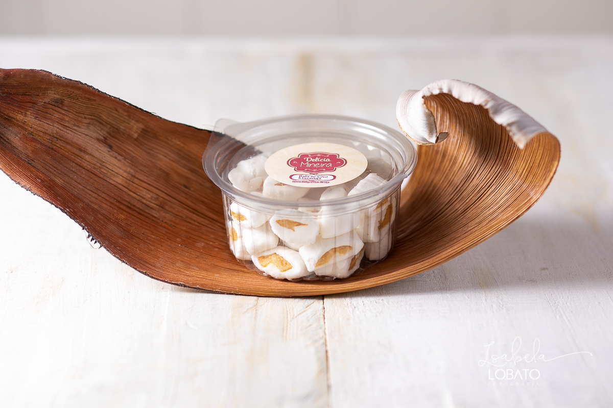 food-photography-bala-de-coco-bala-delicia-recheada-bala-de-coco-de-brigadeiro-de-maracuja-de-beijinho-nozes-coco-ralado-fotografia-gourmet-foto-de-comida-foto-de-gastronomia-festival-gastronomico-de-tiradentes-minas-gerais-fotografa-isabela-lobato