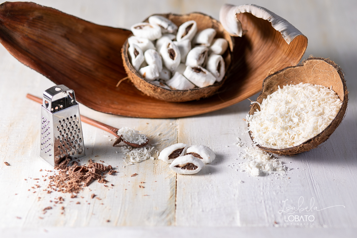 food-photography-bala-de-coco-bala-delicia-recheada-bala-de-coco-de-brigadeiro-de-maracuja-de-beijinho-nozes-coco-ralado-fotografia-gourmet-foto-de-comida-foto-de-gastronomia-festival-gastronomico-de-tiradentes-minas-gerais-fotografa-isabela-lobato
