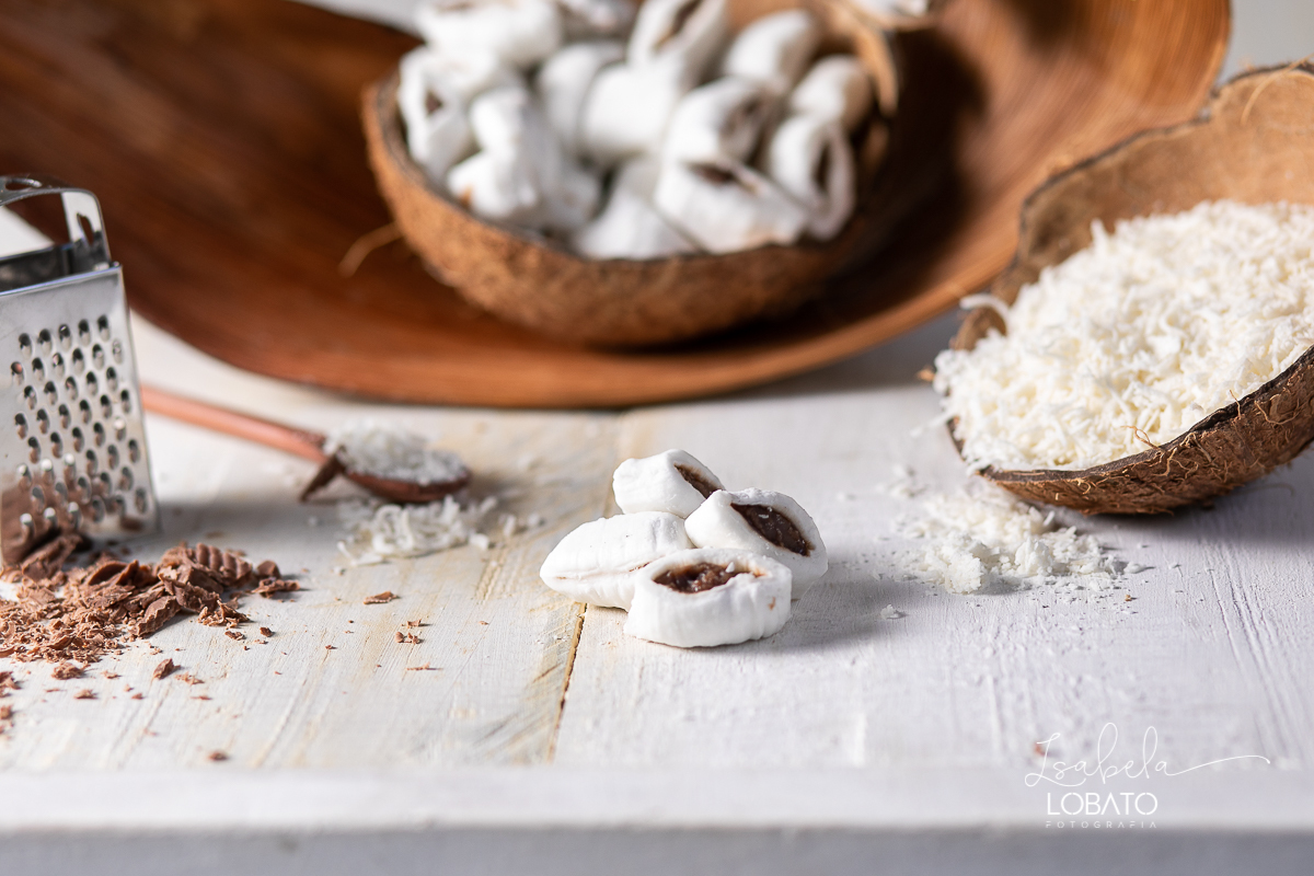food-photography-bala-de-coco-bala-delicia-recheada-bala-de-coco-de-brigadeiro-de-maracuja-de-beijinho-nozes-coco-ralado-fotografia-gourmet-foto-de-comida-foto-de-gastronomia-festival-gastronomico-de-tiradentes-minas-gerais-fotografa-isabela-lobato