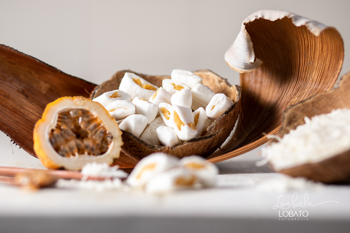 food-photography-bala-de-coco-bala-delicia-recheada-bala-de-coco-de-brigadeiro-de-maracuja-de-beijinho-nozes-coco-ralado-fotografia-gourmet-foto-de-comida-foto-de-gastronomia-festival-gastronomico-de-tiradentes-minas-gerais-fotografa-isabela-lobato