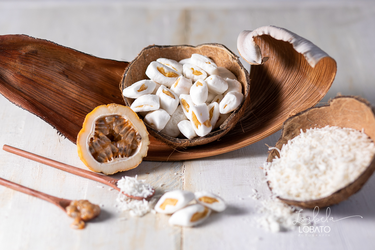 food-photography-bala-de-coco-bala-delicia-recheada-bala-de-coco-de-brigadeiro-de-maracuja-de-beijinho-nozes-coco-ralado-fotografia-gourmet-foto-de-comida-foto-de-gastronomia-festival-gastronomico-de-tiradentes-minas-gerais-fotografa-isabela-lobato