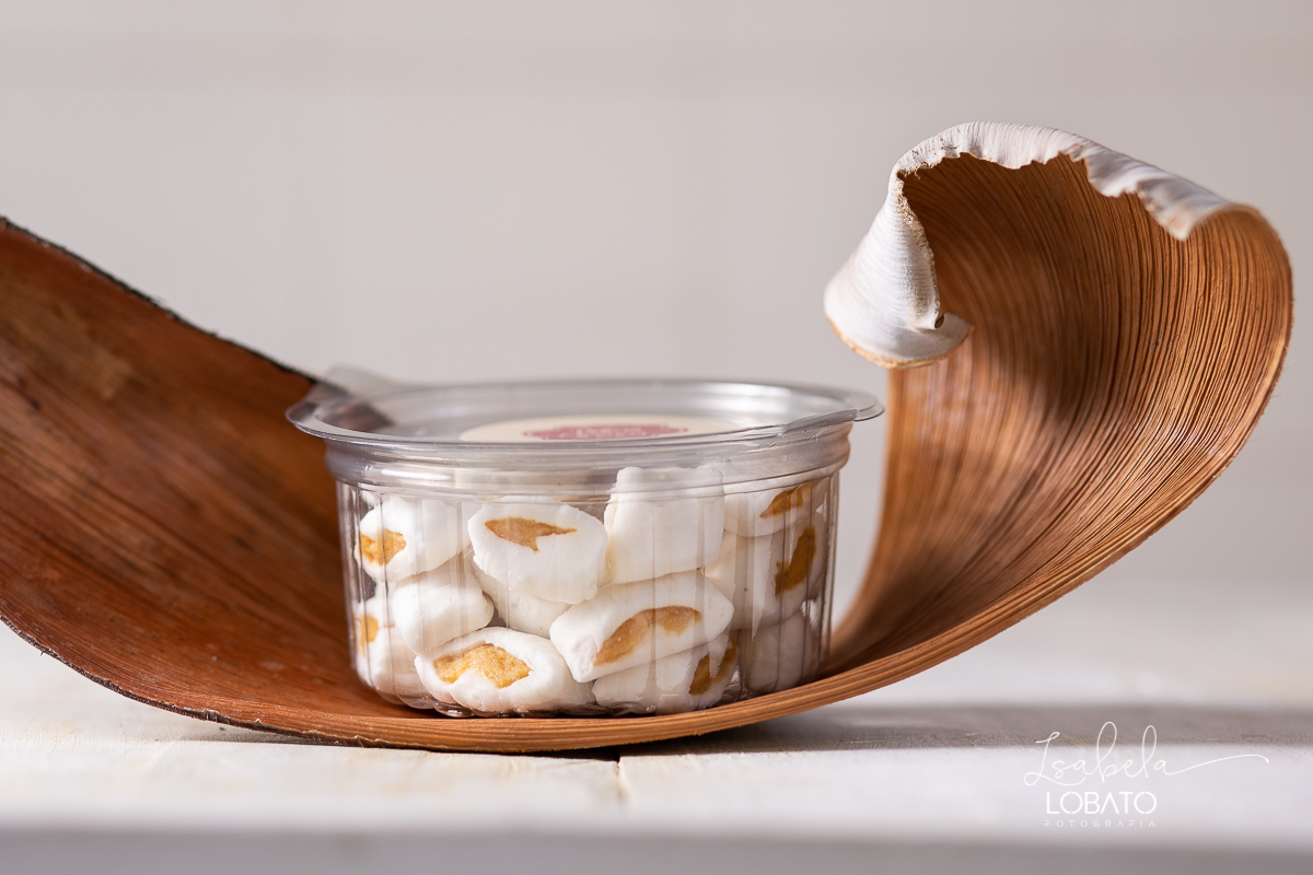 food-photography-bala-de-coco-bala-delicia-recheada-bala-de-coco-de-brigadeiro-de-maracuja-de-beijinho-nozes-coco-ralado-fotografia-gourmet-foto-de-comida-foto-de-gastronomia-festival-gastronomico-de-tiradentes-minas-gerais-fotografa-isabela-lobato