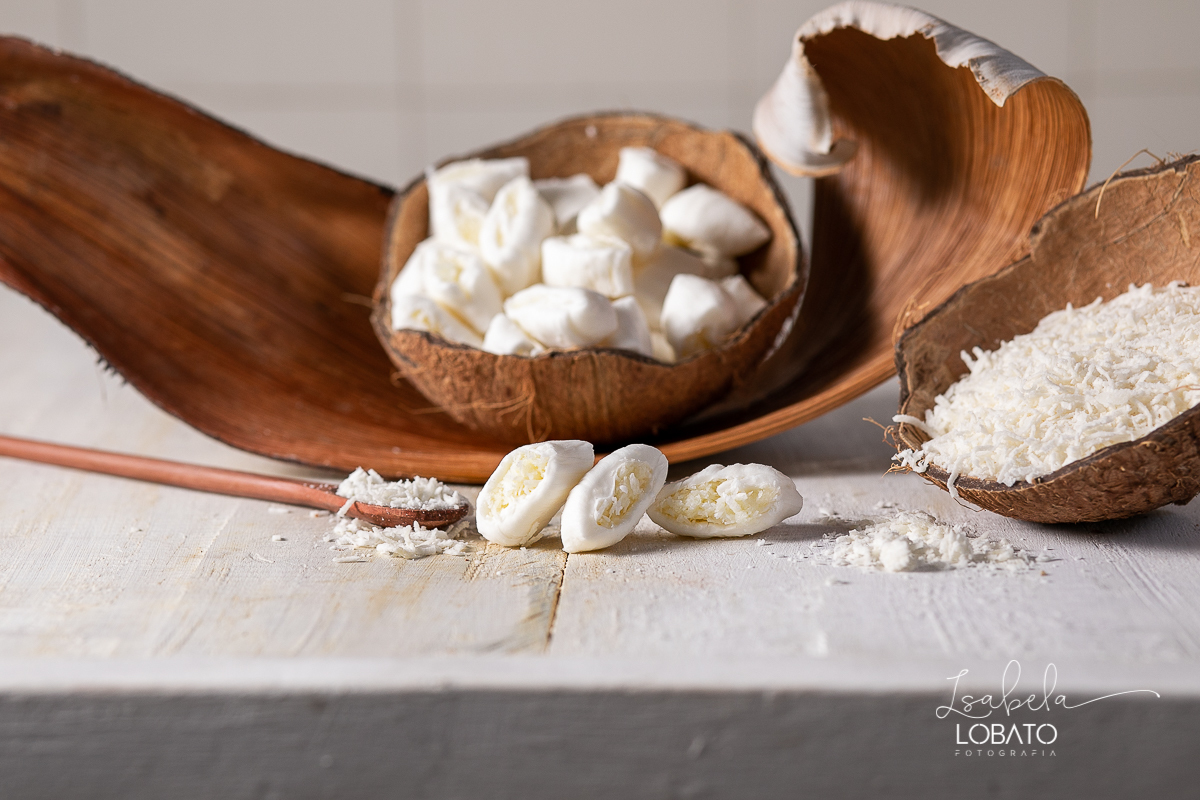 food-photography-bala-de-coco-bala-delicia-recheada-bala-de-coco-de-brigadeiro-de-maracuja-de-beijinho-nozes-coco-ralado-fotografia-gourmet-foto-de-comida-foto-de-gastronomia-festival-gastronomico-de-tiradentes-minas-gerais-fotografa-isabela-lobato