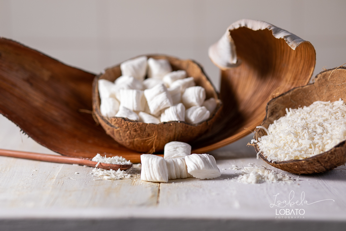 food-photography-bala-de-coco-bala-delicia-recheada-bala-de-coco-de-brigadeiro-de-maracuja-de-beijinho-nozes-coco-ralado-fotografia-gourmet-foto-de-comida-foto-de-gastronomia-festival-gastronomico-de-tiradentes-minas-gerais-fotografa-isabela-lobato