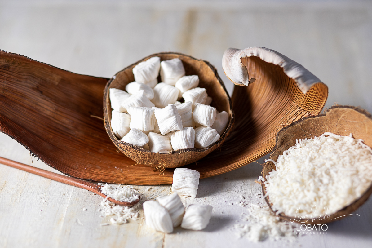 food-photography-bala-de-coco-bala-delicia-recheada-bala-de-coco-de-brigadeiro-de-maracuja-de-beijinho-nozes-coco-ralado-fotografia-gourmet-foto-de-comida-foto-de-gastronomia-festival-gastronomico-de-tiradentes-minas-gerais-fotografa-isabela-lobato