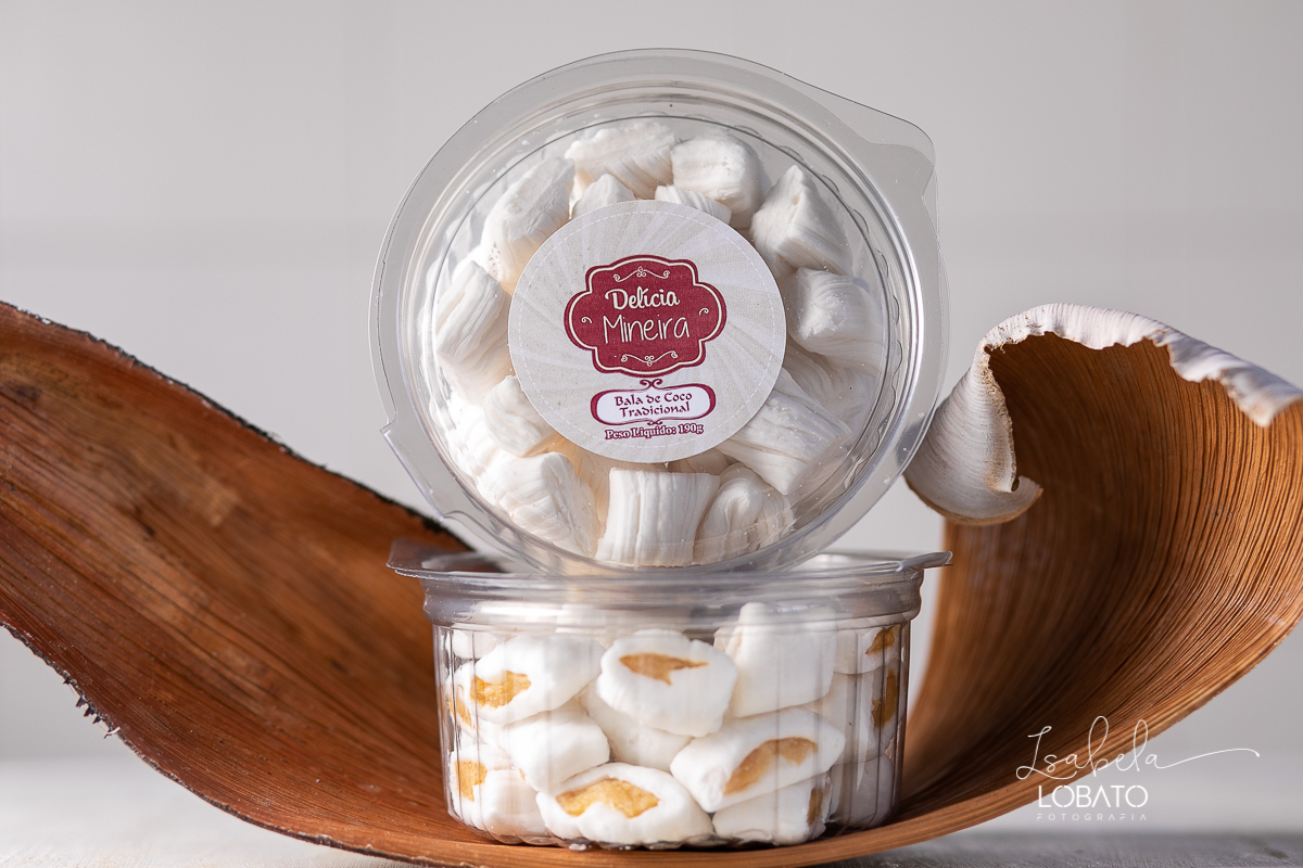 food-photography-bala-de-coco-bala-delicia-recheada-bala-de-coco-de-brigadeiro-de-maracuja-de-beijinho-nozes-coco-ralado-fotografia-gourmet-foto-de-comida-foto-de-gastronomia-festival-gastronomico-de-tiradentes-minas-gerais-fotografa-isabela-lobato