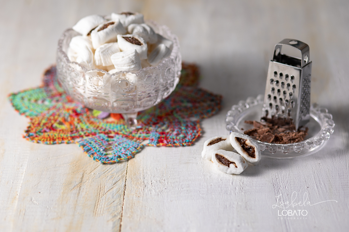 food-photography-bala-de-coco-bala-delicia-recheada-bala-de-coco-de-brigadeiro-de-maracuja-de-beijinho-nozes-coco-ralado-fotografia-gourmet-foto-de-comida-foto-de-gastronomia-festival-gastronomico-de-tiradentes-minas-gerais-fotografa-isabela-lobato