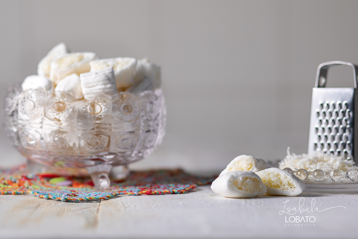 food-photography-bala-de-coco-bala-delicia-recheada-bala-de-coco-de-brigadeiro-de-maracuja-de-beijinho-nozes-coco-ralado-fotografia-gourmet-foto-de-comida-foto-de-gastronomia-festival-gastronomico-de-tiradentes-minas-gerais-fotografa-isabela-lobato