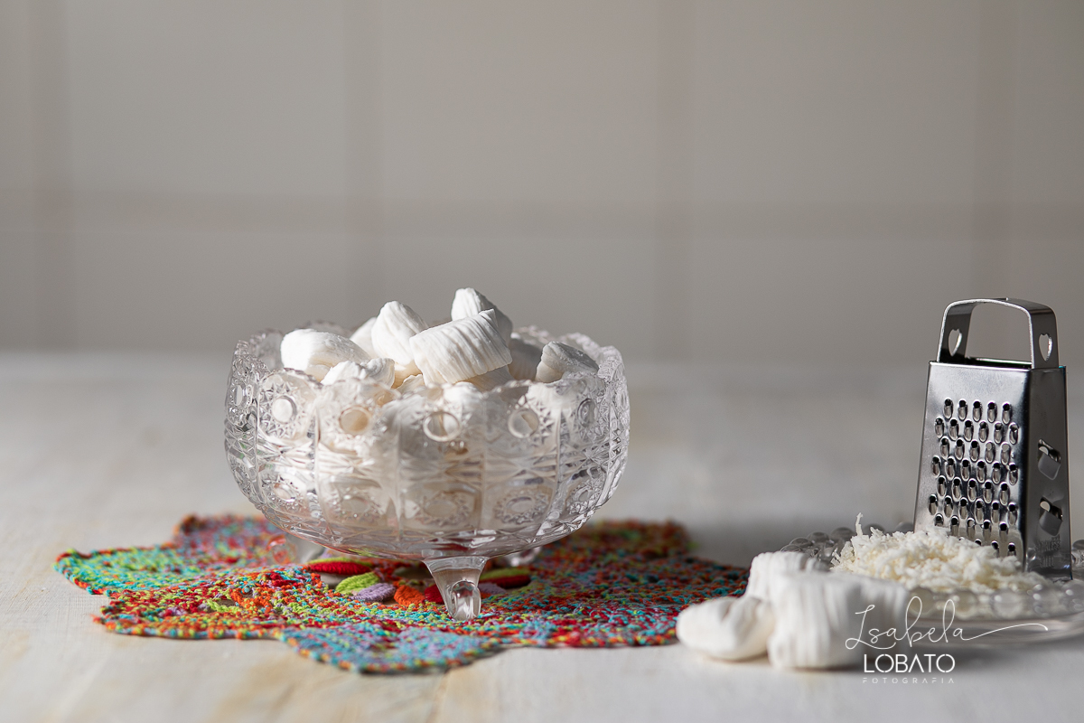 food-photography-bala-de-coco-bala-delicia-recheada-bala-de-coco-de-brigadeiro-de-maracuja-de-beijinho-nozes-coco-ralado-fotografia-gourmet-foto-de-comida-foto-de-gastronomia-festival-gastronomico-de-tiradentes-minas-gerais-fotografa-isabela-lobato