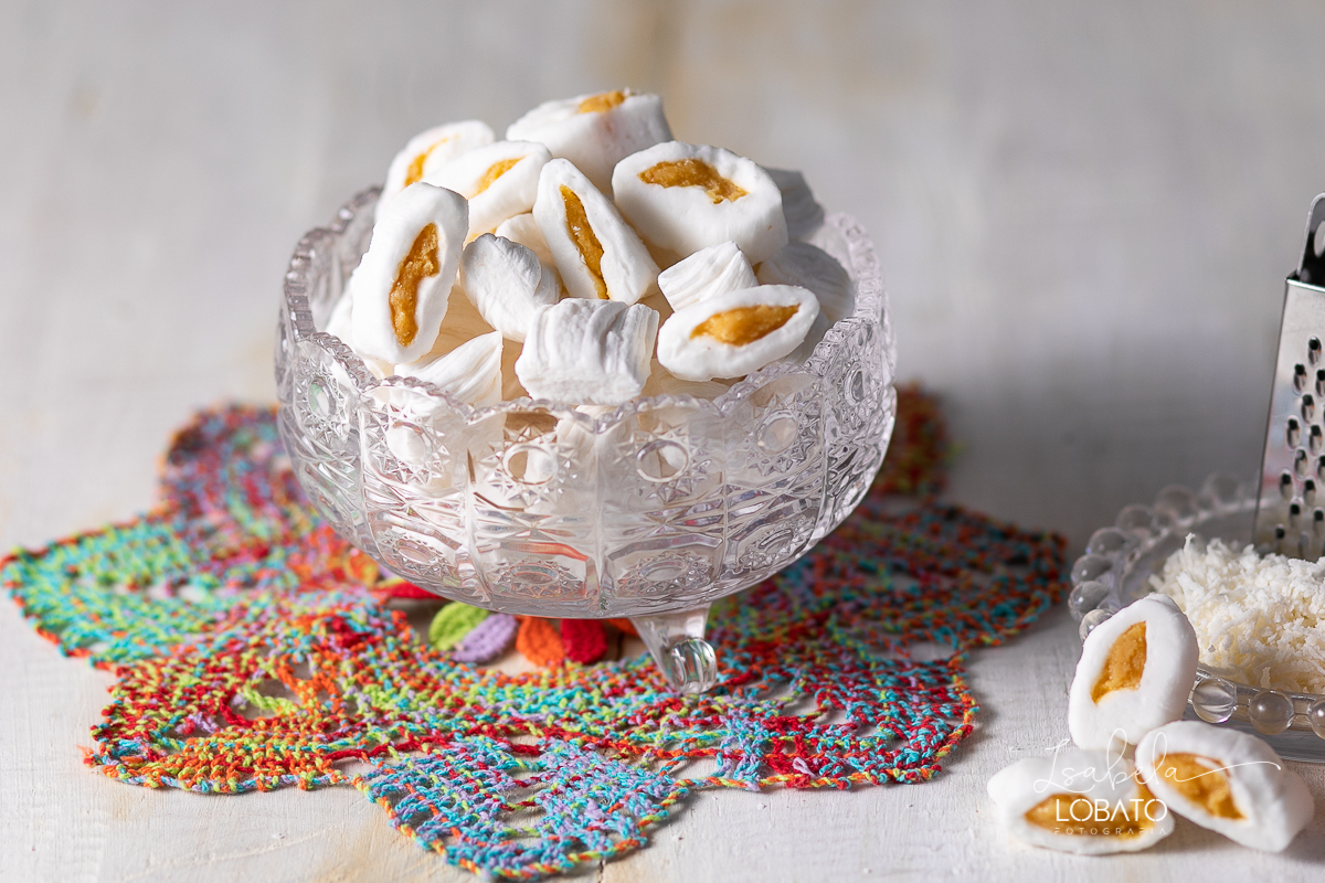 food-photography-bala-de-coco-bala-delicia-recheada-bala-de-coco-de-brigadeiro-de-maracuja-de-beijinho-nozes-coco-ralado-fotografia-gourmet-foto-de-comida-foto-de-gastronomia-festival-gastronomico-de-tiradentes-minas-gerais-fotografa-isabela-lobato